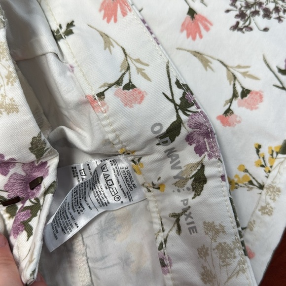 Old navy pixie pants size 2 // 080111 - Picture 2 of 2